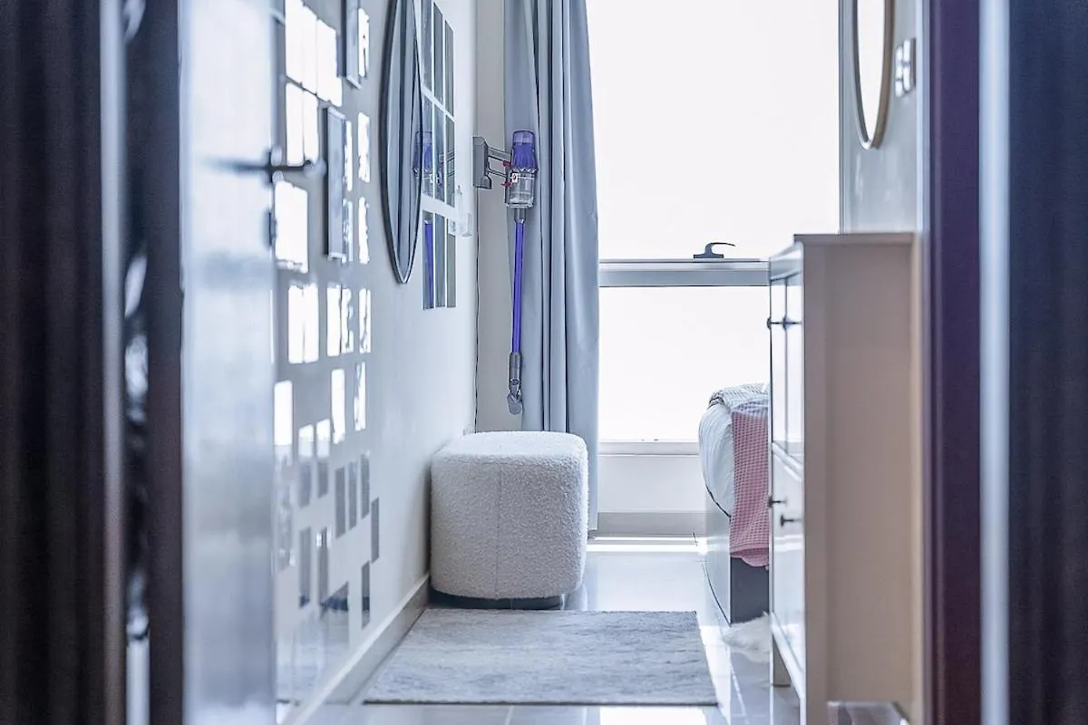 Modern Aesthetic 1-Bedroom Apartment With Exudes Warmth And Style In Jlt! دبي 0*,